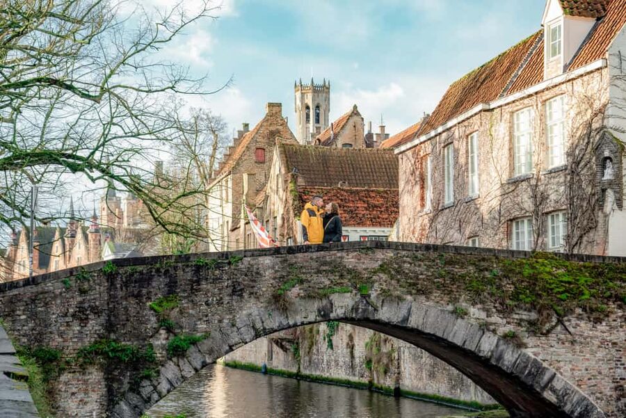 Bruges : Your private 1 hour photoshoot in the medieval city - Who will enjoy this most?