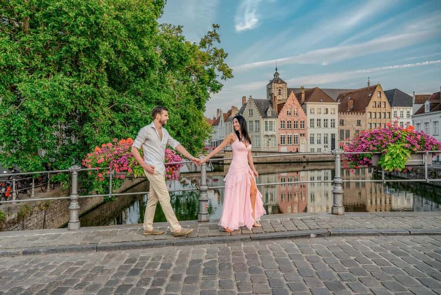 Bruges : Your private 1 hour photoshoot in the medieval city - Starting at Jan van Eyckplein