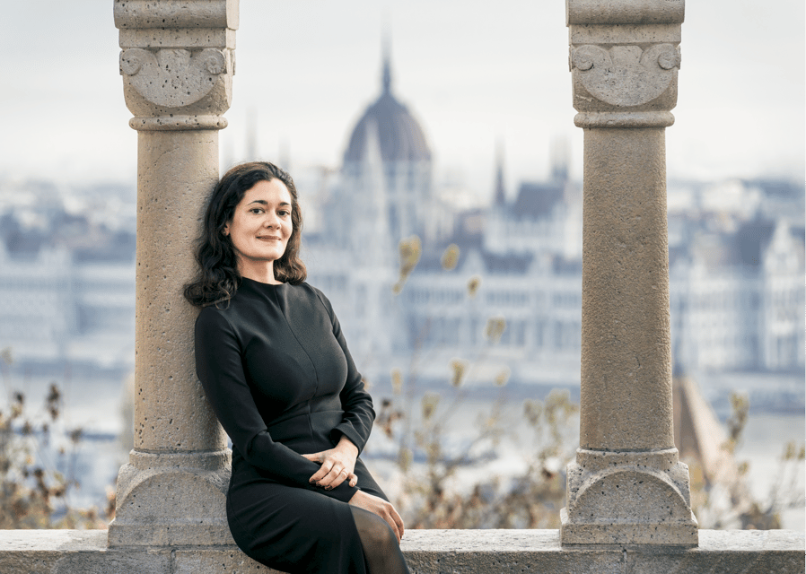 Buda Castle: Group photoshoot with a local guide - What happens during the one-hour session