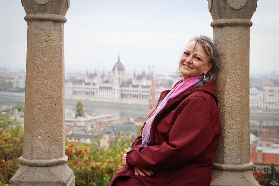 Budapest Guided Tour with Photoshoot - Small Tour (2hrs) - A brief pause at Szabadság Square