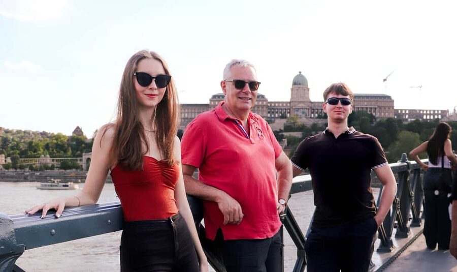 Budapest: Private Guided Tour with Photoshoot - Big tour(3h) - Elizabeth Square: a quick change of mood