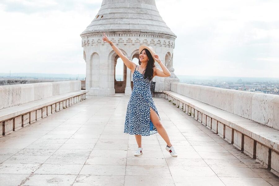 Budapest: Private Photoshoot & Sightseeing - Crossing Chain Bridge with the camera ready