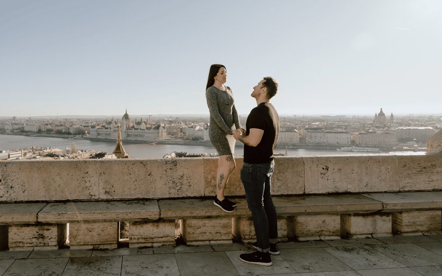 Budapest: romantic photoshoot at Buda's iconic sightseeings - Forty edited photographs, delivered after your visit