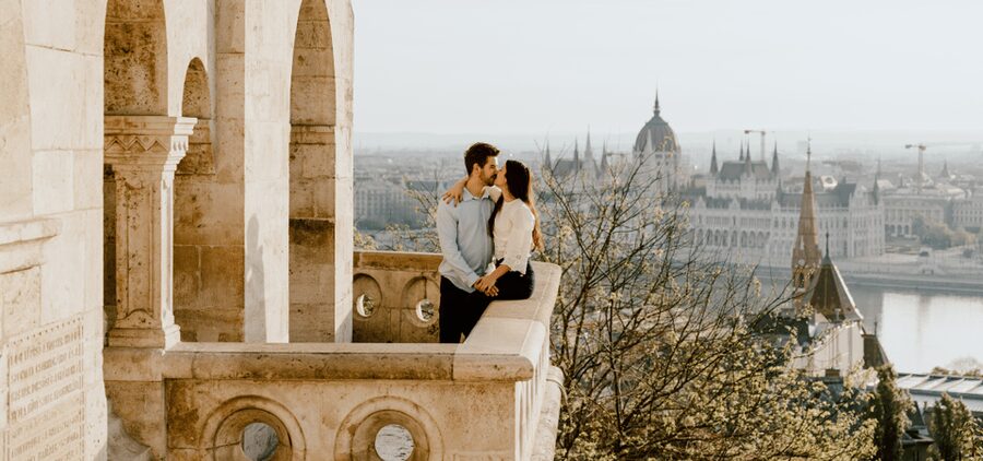 Budapest: romantic photoshoot at Buda's iconic sightseeings - Who will enjoy this experience most