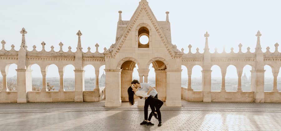Budapest: romantic photoshoot at Buda's iconic sightseeings - Meeting Rita at the Szent László statue