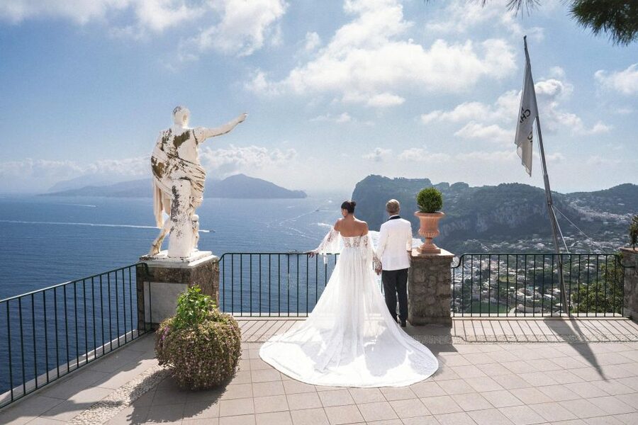 Capri Private Photo Session with a PRO Photographer - Starting in the Piazzetta di Capri