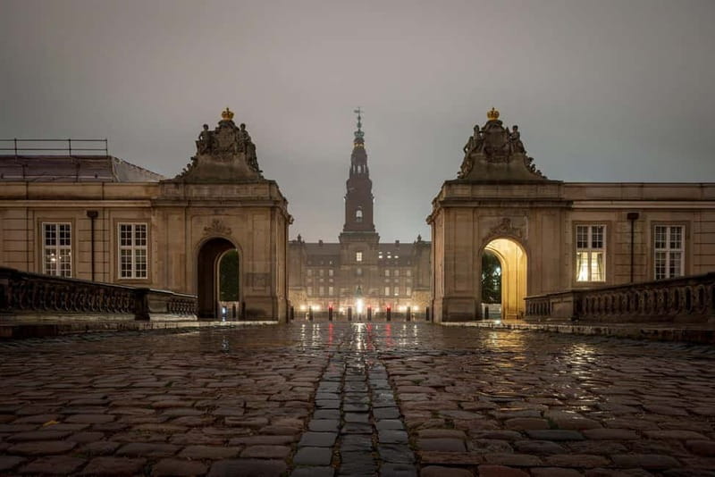 Copenhagen: Photography Masterclass - Private Photo Lesson - Night session: low light, long exposures, and moving lights