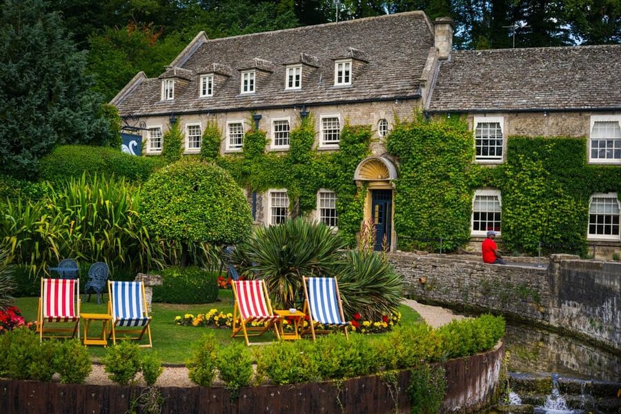 Cotswolds Village Private Car Tour and Photoshoot - Chipping Campden: stone buildings and shopping time