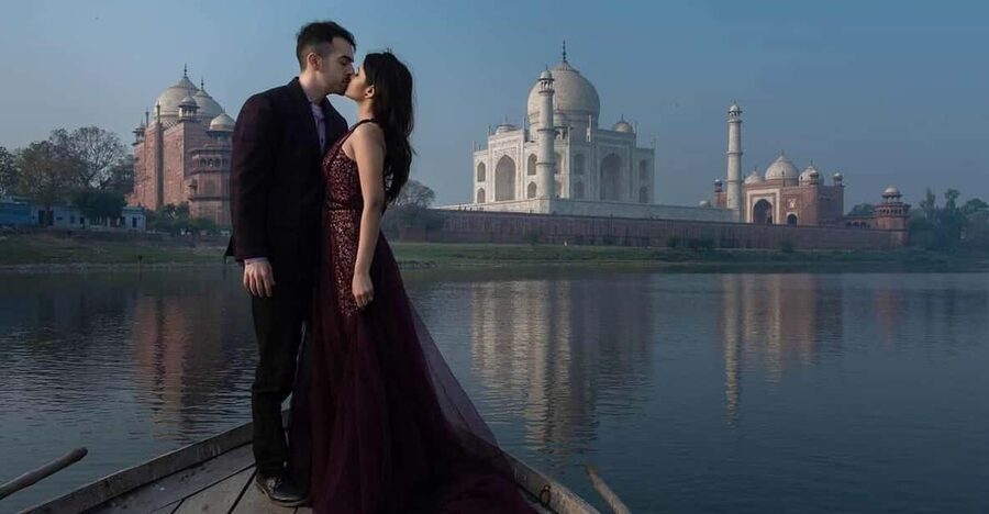 Delhi: Photography Taj Mahal Tour with Boat Ride & Transfers - Entering the Taj Mahal with a guide and photographer