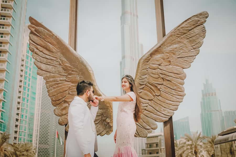 Dubai: Iconic Burj Khalifa Pre-Wedding Photoshoot - Burj Ceni and the first change of mood