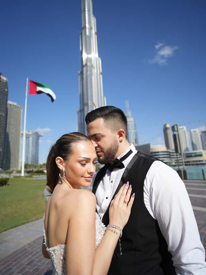 Dubai: Iconic Burj Khalifa Pre-Wedding Photoshoot - Dandelion Light Sculpture and the final creative stop