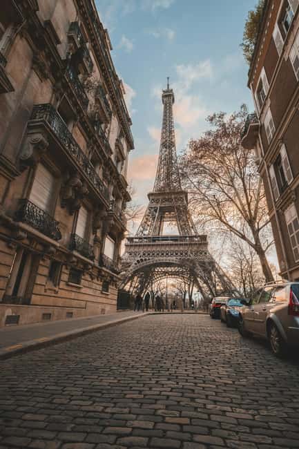 Eiffel Tower Reserved Access with Photoshoot stops - Passerelle Debilly and the first Eiffel Tower photos