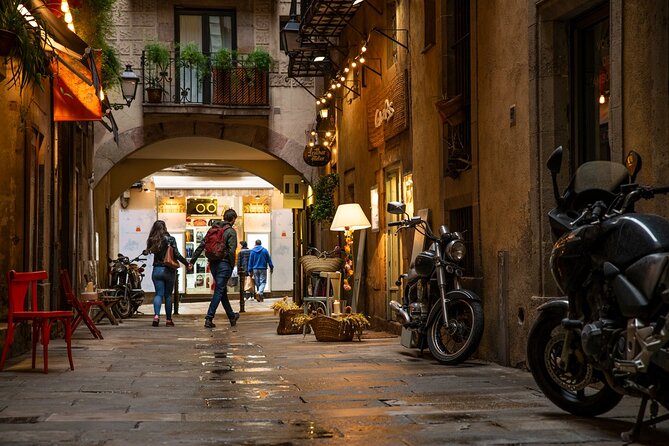 Elevate Your Photography - Barcelona Private Tour & Workshop - Plaça Reial: strong lines beside La Rambla