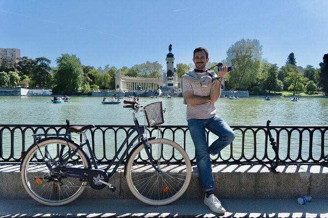 Explore Madrid by bike taking photos with Benja - Puerta de Alcalá and the calm of Retiro Park