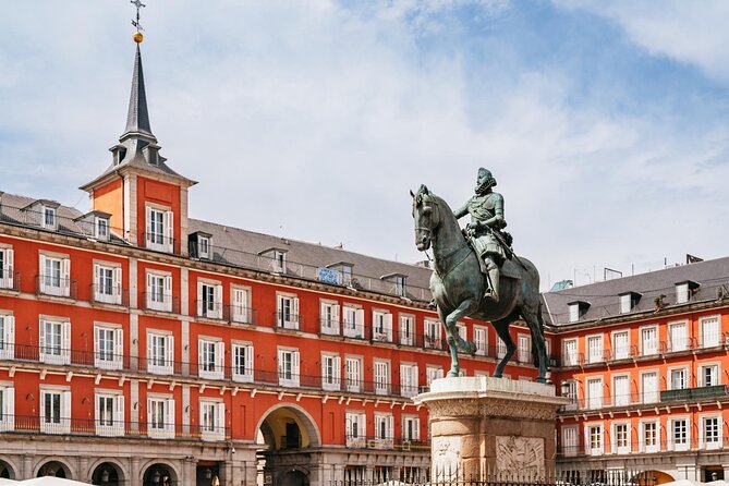 Explore Madrid by bike taking photos with Benja - Plaza Mayor and the San Miguel stop