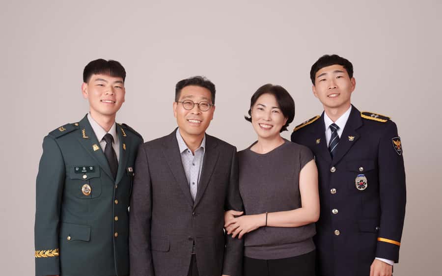 Family, Couple, and Group Photoshoot in Seoul - Why the private group format matters