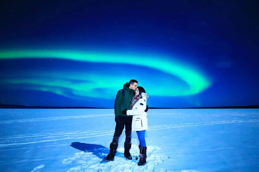 From Rovaniemi: Lakeside Aurora’s Paparazzi Photography - A quiet lakeside setting outside Rovaniemi