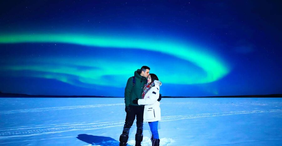 From Rovaniemi: Lakeside Aurora’s Paparazzi Photography - Guides can shape the whole evening