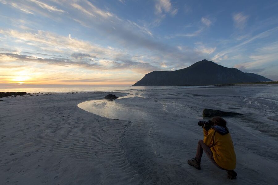 From Svolvær: Midnight sun tour with a photographer - What the photographer guide adds