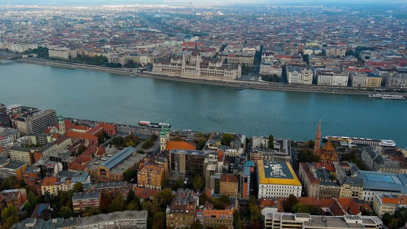 From Vienna: Bratislava& Budapest Day Tour with Photographer - Guide quality can shape the whole day