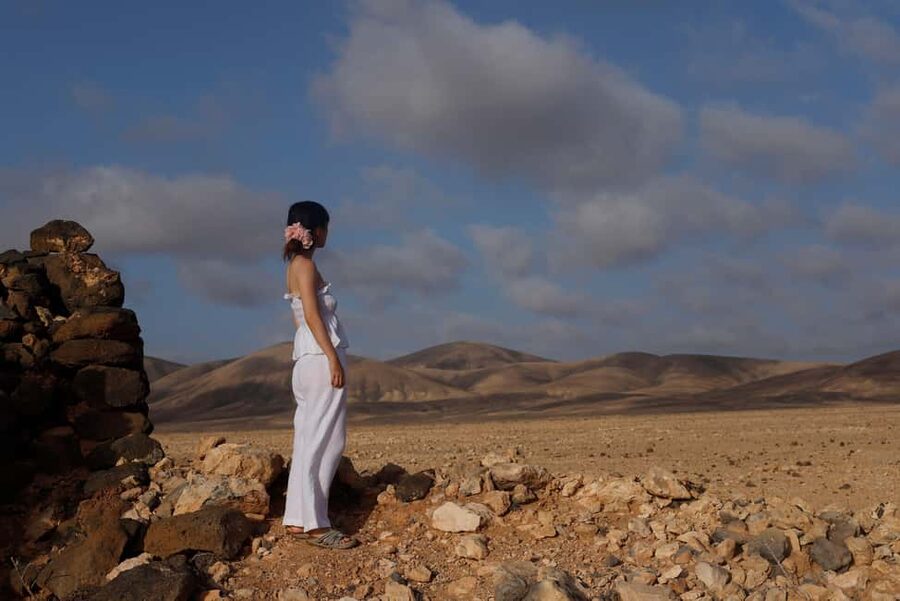 Fuerteventura: Sunset Photo Shooting - Two ways to look natural in front of a camera