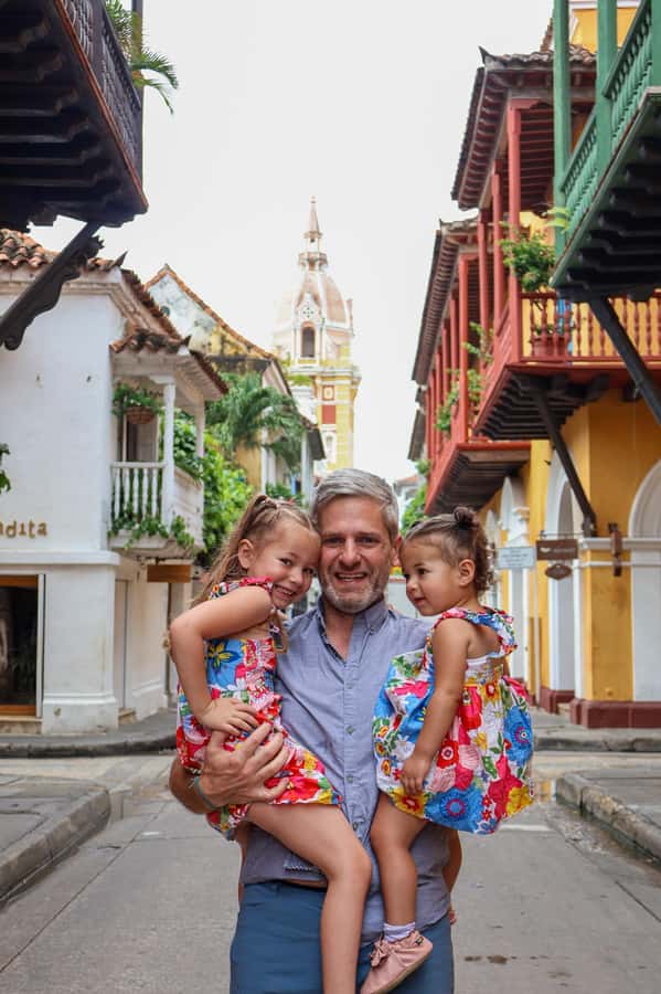 Gastronomic tour and professional photos in the old city - Centenario Park and the first portraits