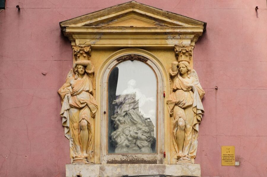 Genoa: Secret Corners Photography Tour and Traditional Snack - A Genoese snack at the right moment