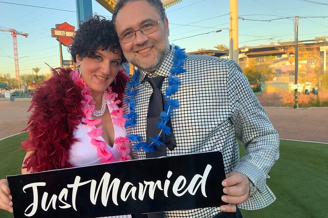 Get Married: Elvis Wedding + Las Vegas Sign + Photography - The Elvis performance and overall tone