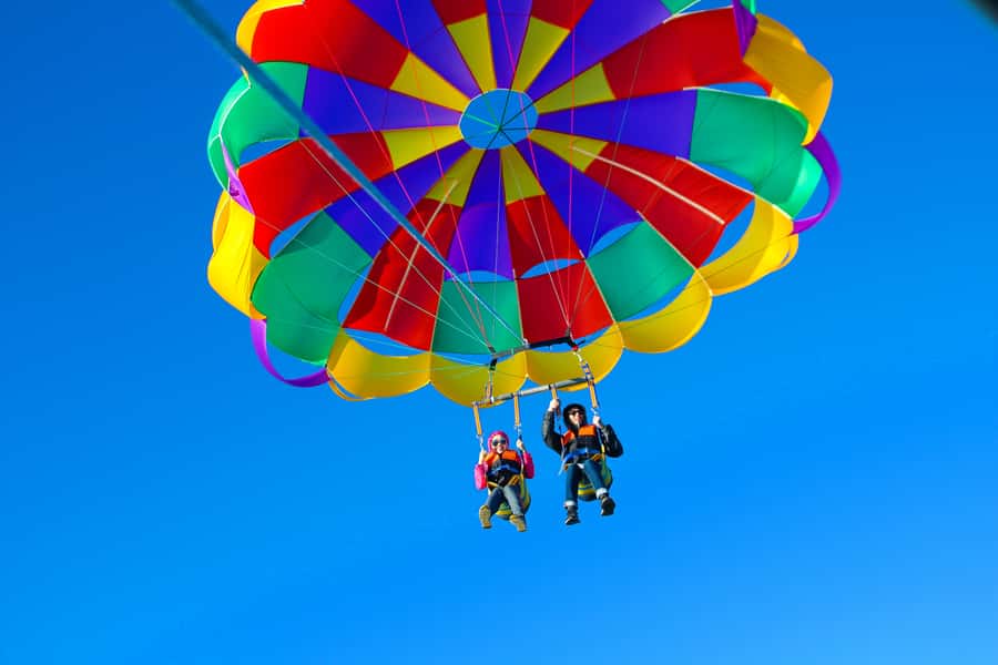 Gold Coast: Surfers Paradise Parasailing with Free Photos - The boat ride adds more than transport