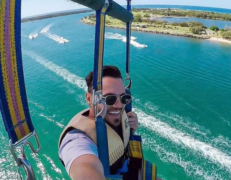 Gold Coast: Surfers Paradise Parasailing with Free Photos - How the staff shape the experience