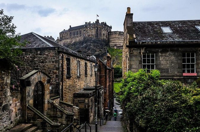 Guided 60-Minute Photography and sightseeing Tour in Edinburgh - What the guide adds beyond camera settings