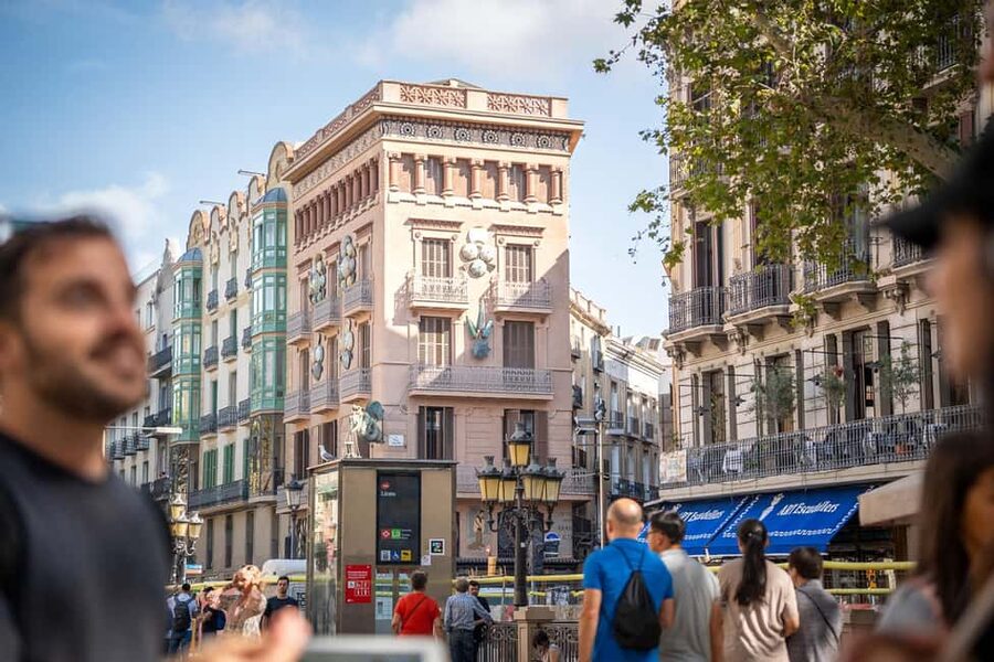 Guided tour of Barcelona in French (Old Town & Instagram spots) - Key points to know before booking