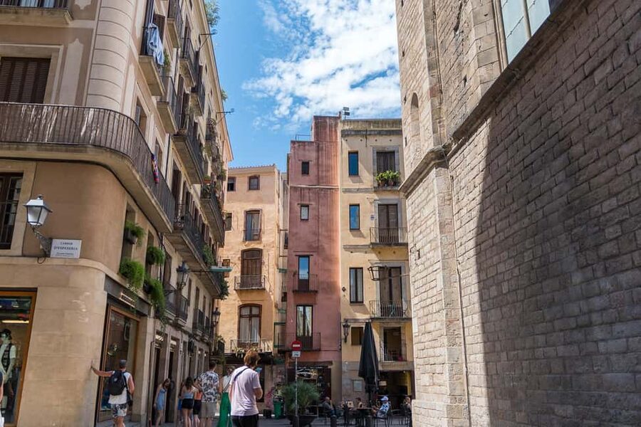 Guided tour of Barcelona in French (Old Town & Instagram spots) - Starting at Plaça Reial, where Barcelona gets its bearings