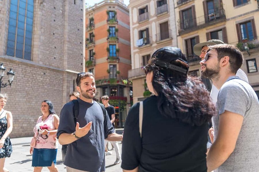 Guided tour of Barcelona in French (Old Town & Instagram spots) - The Jewish Quarter and the details between major sights