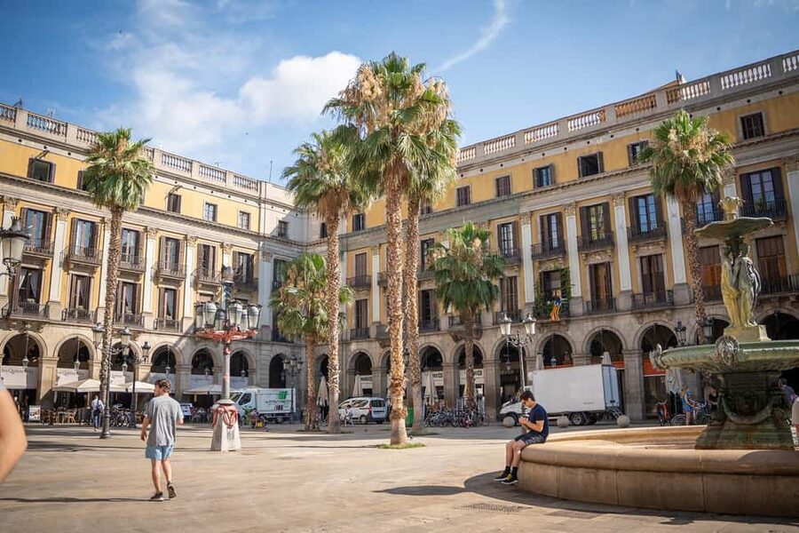 Guided tour of Barcelona in French (Old Town & Instagram spots) - Gothic Quarter streets, customs, and Catalan identity