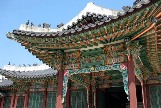 Hanbok Photoshoot and History Tour at Gyeongbokgung Palace - Walking through Gyeongbokgung Palace