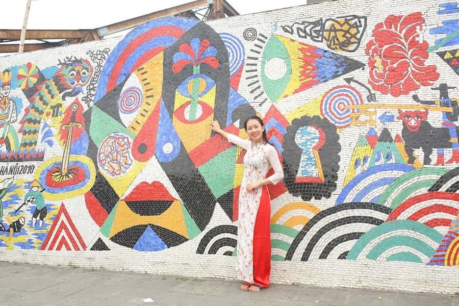 Hanoi: Instagram-Worthy Tour of City’s Most Scenic Spots - What the guides add to a three-hour tour