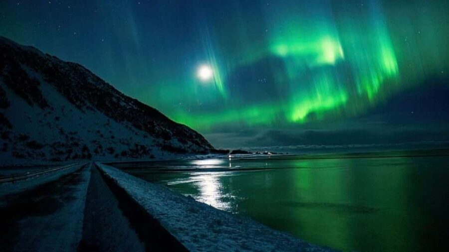 Henningsvær: Northern Lights Tour with Photographer - What the $185 price really covers