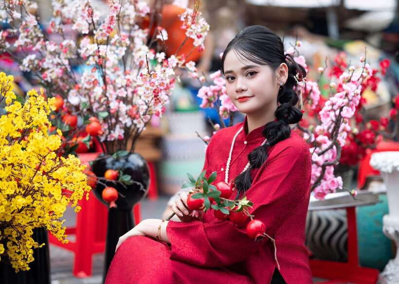 Ho Chi Minh Styled Photoshoot Tour With Makeup Photographer - Markets, Cafés, and Local Streets
