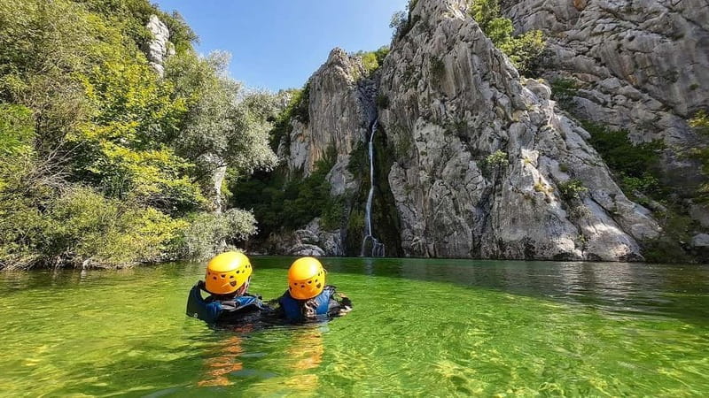 Iz Omisa: Extremni Canyoning na rijeci Cetini/ Free photos - Getting equipped at Zadvarje