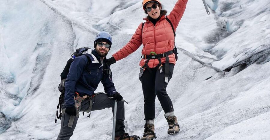 Jökulsárlón: Glacier Hike, Ice Cave, and Photoshoot Package - Walking across the rocky glacial tundra