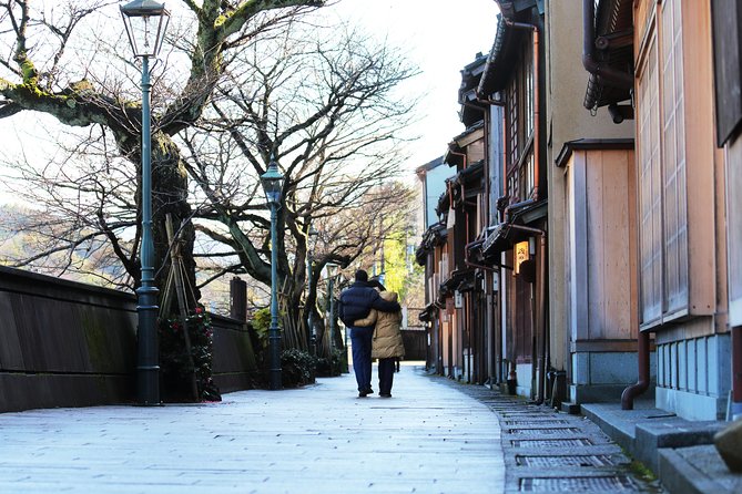 Kanazawa private half day/Photoshoot by professional photographer - One hour in Kenrokuen Garden