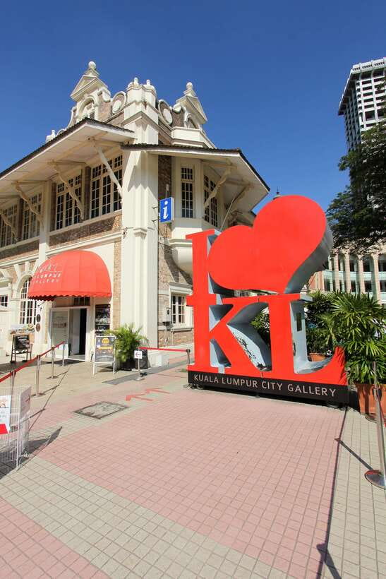 Kuala Lumpur: Half-Day Photo Tour with Petronas Twin Towers - Starting with the Petronas Twin Towers