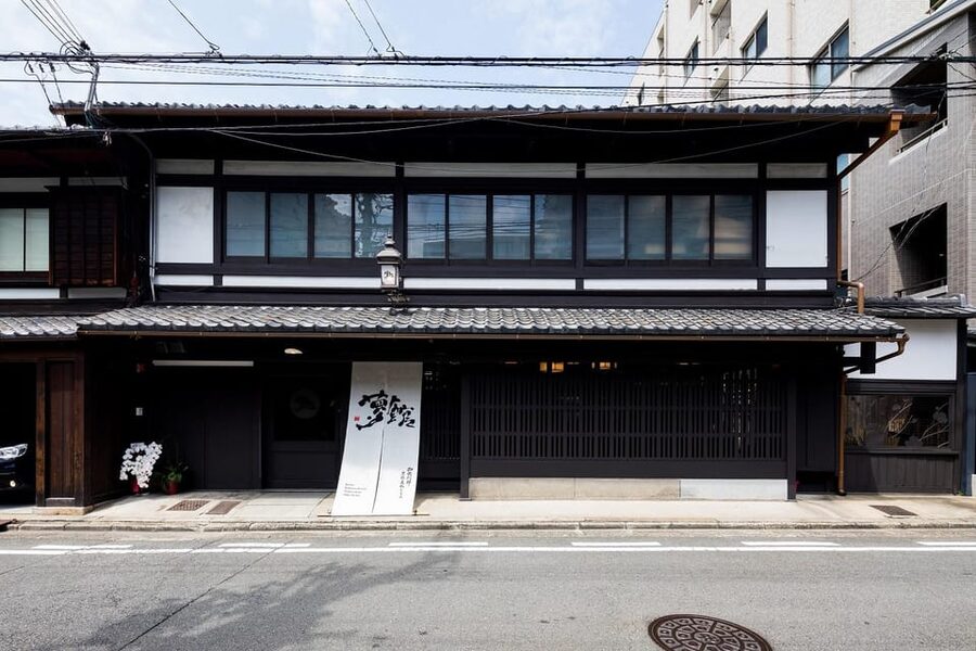 Kyoto Kimono Professional Photoshoot - Which setting gives the better souvenir?