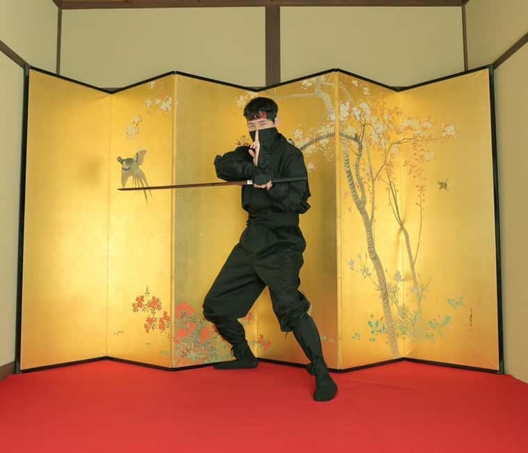 Kyoto Kiyomizu-dera Temple : Samurai Costume Photo Shoot - The Japanese room gives the photographs a formal look