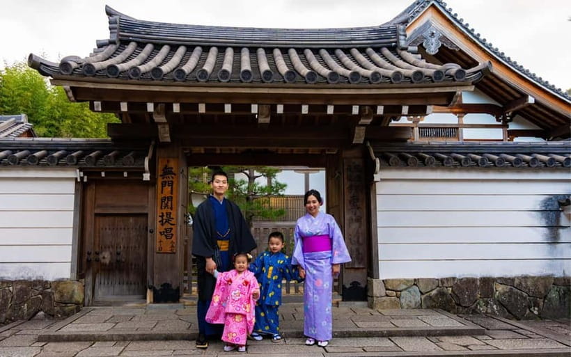 Kyoto: Private Photoshoot Experience in Arashiyama Bamboo - What the photographer adds to the experience
