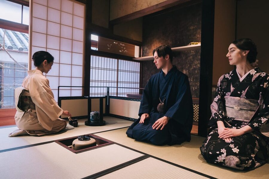Kyoto: Tea Ceremony with Kimono and Photoshoot - Choosing between Nishiki Market and Gion