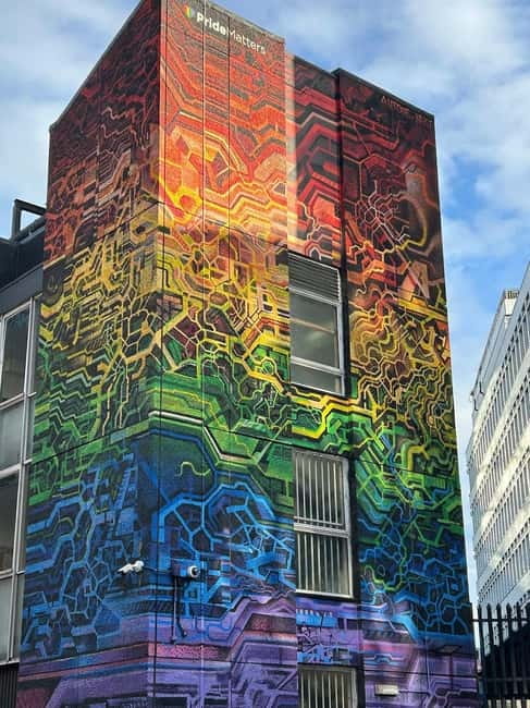 London: East End Instagrammable Street Art & Graffiti Tour - Princelet Street and a work built around resilience