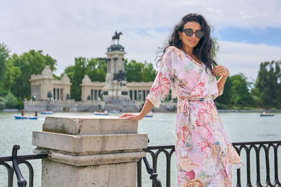 Madrid: Private Photoshoot at the Retiro Park - Professional direction without a stiff studio feel