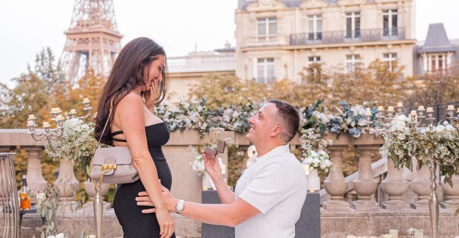 Marriage Proposal in Paris + Photographer 1h-Proposal agency - The butler and the love letter